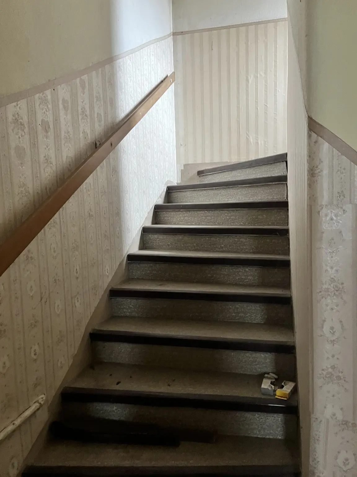 12 Zimmer Haus  mit Geschäftslokal auf 948 m2 Grundstück