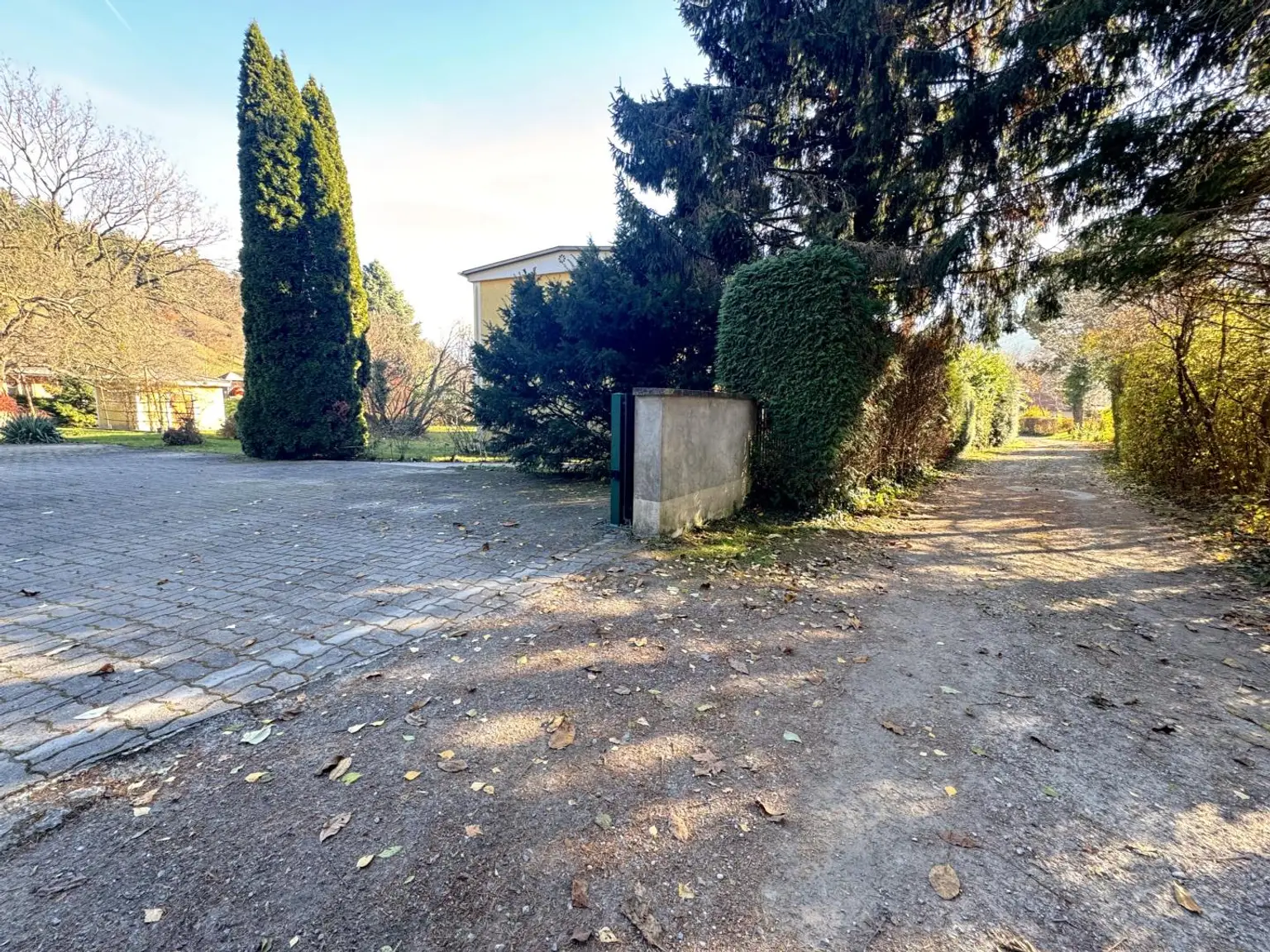 Großzügiges Grundstück mit bestehender Bebauung und attraktiver Bebauungsdichte