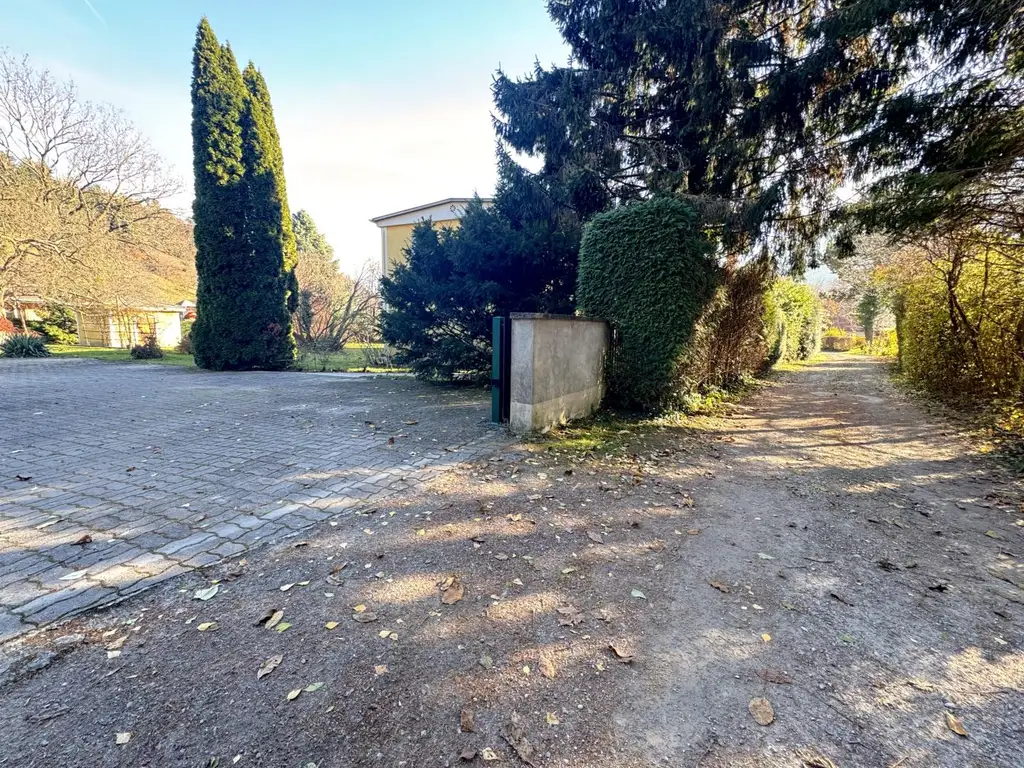 Großzügiges Grundstück mit bestehender Bebauung und attraktiver Bebauungsdichte