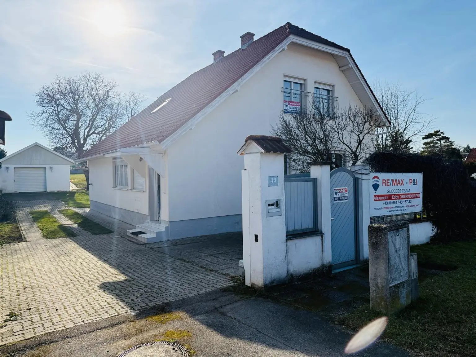 Einfahrt & Ansicht von der Strasse