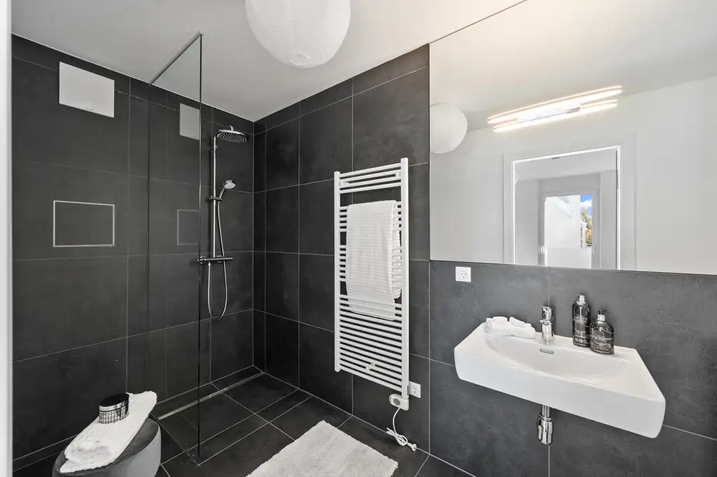 Sehr helle DG-Wohnung direkt bei der Alten Donau