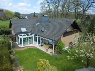 Hausansicht mit Garten