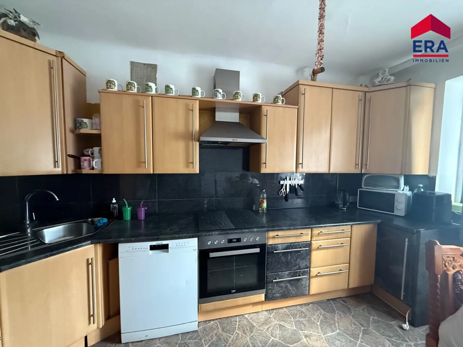 NEU: Viel Platz für Familie, Hobby und Werkstatt – Einfamilienhaus mit 4 Garagen und neuem Dach