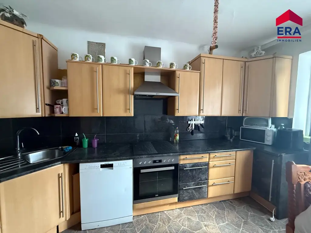 NEU: Viel Platz für Familie, Hobby und Werkstatt – Einfamilienhaus mit 4 Garagen und neuem Dach