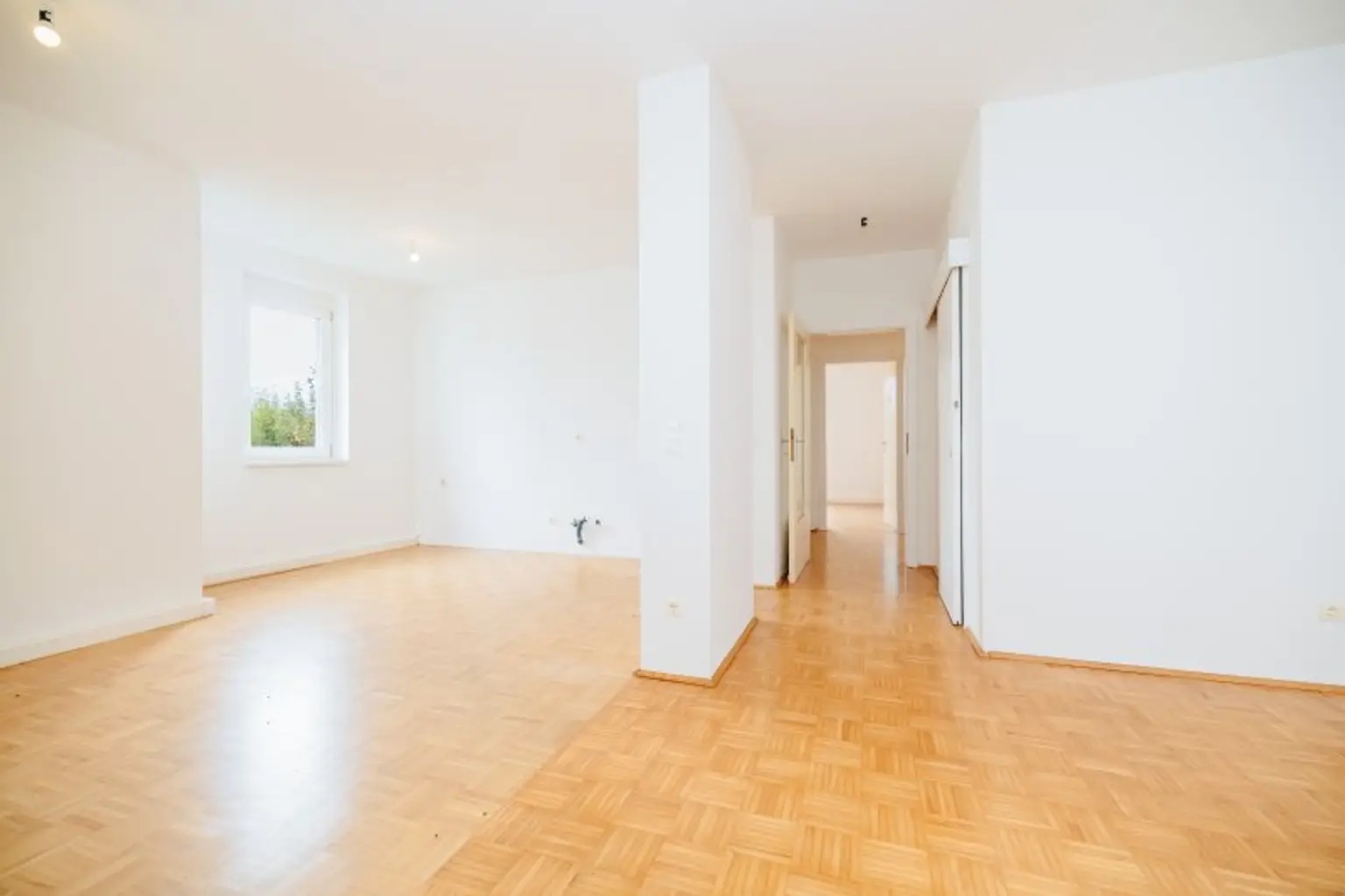 LOGGIA I LICHTDURCHFLUTET I PARKETT I ABSOLUTE RUHELAGE I BADEWANNE I AB SOFORT I PROJEKT WOHNEN I