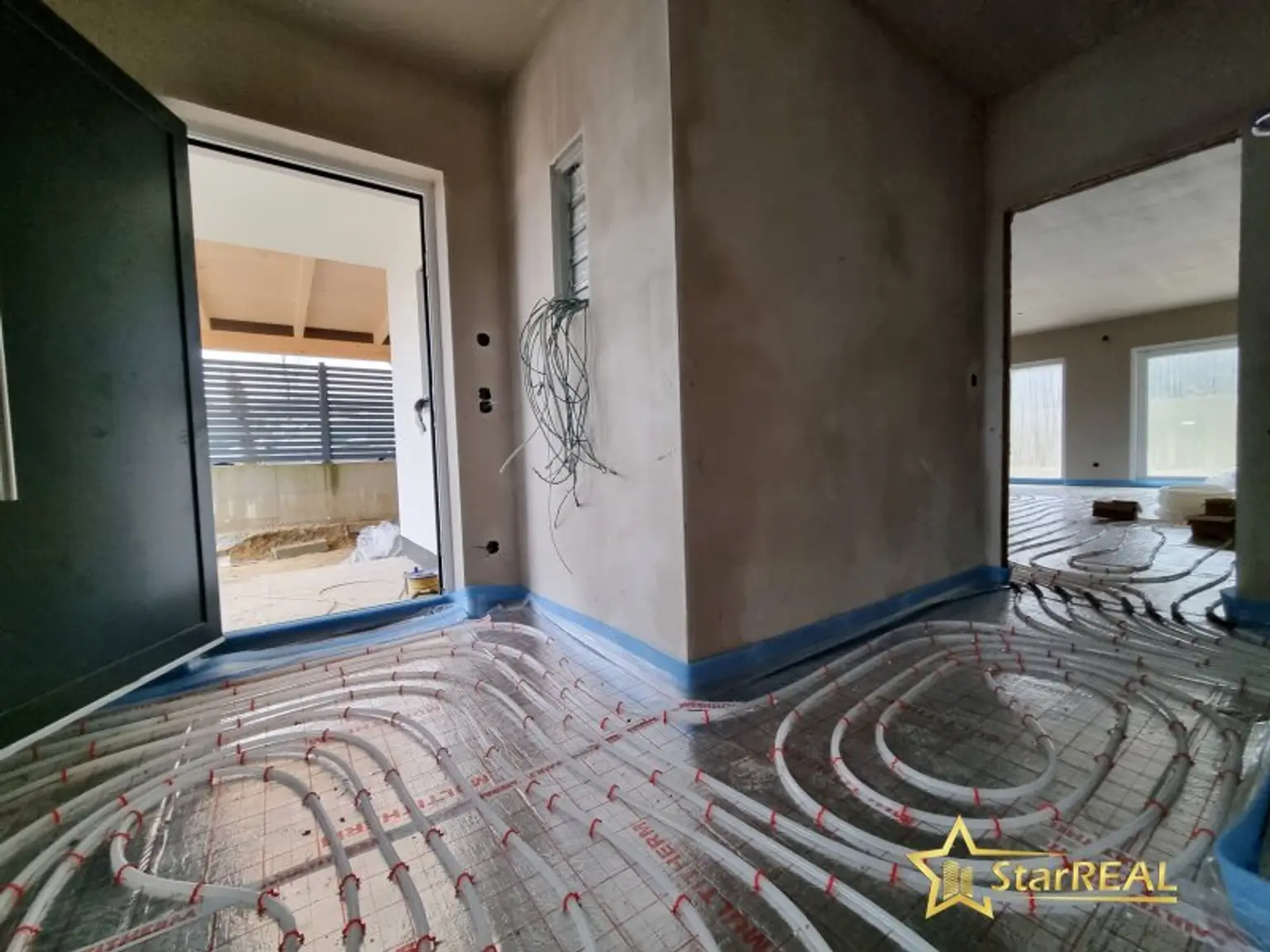 KURZ VOR FERTIGSTELLUNG! 208 m² NFL! 5-ZIMMER, KELLER, BALKON, TERRASSE, CARPORT UND GROSSER GARTEN. ZIEGELQUALITÄT MIT UNVERBAUBAREM GRÜNBLICK.