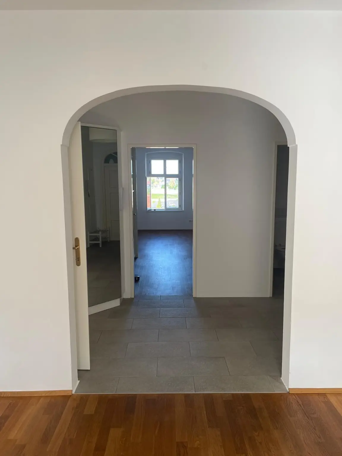 Durchgang zum Vorraum und Schlafzimmer