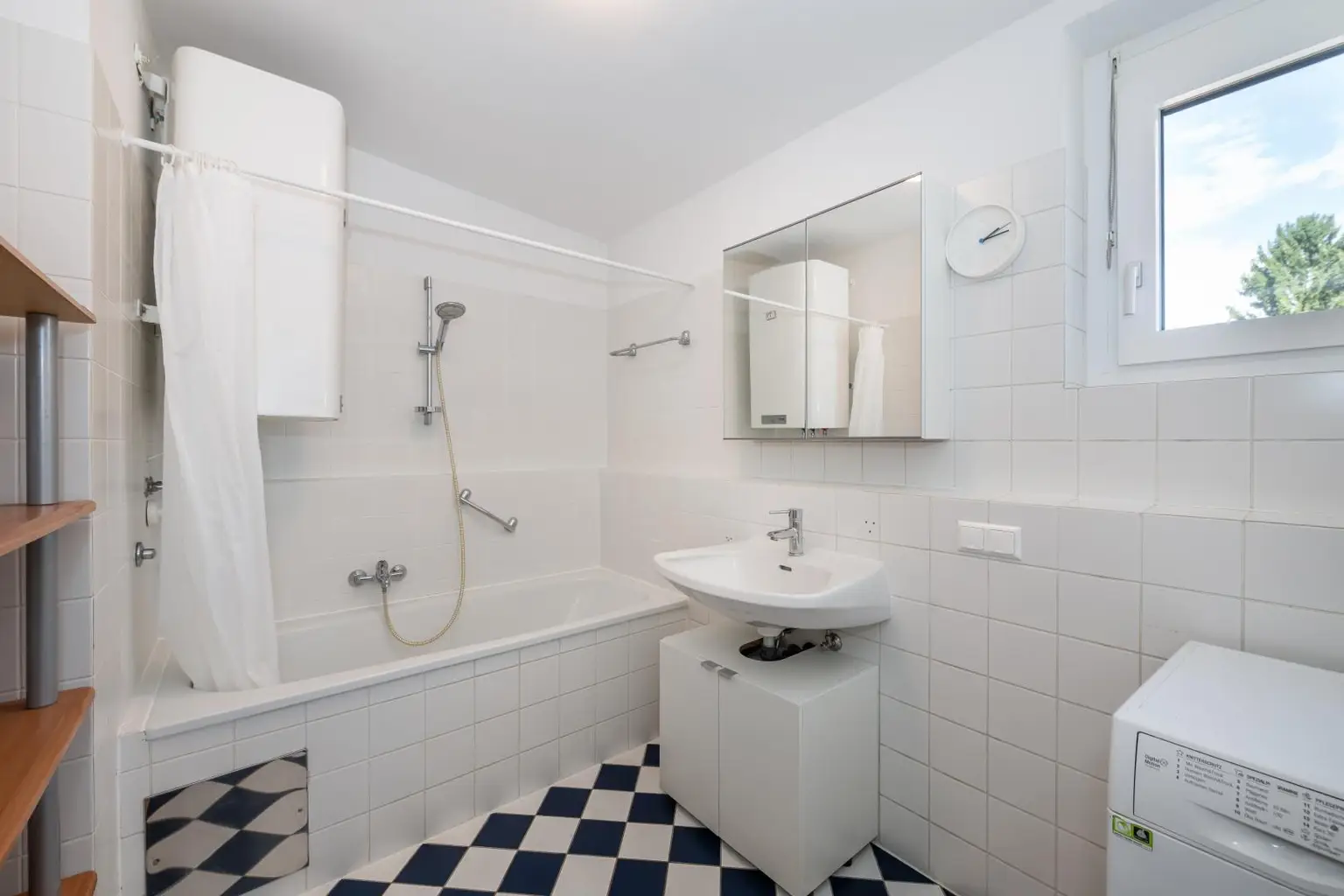 Badezimmer mit Wanne und Fenster
