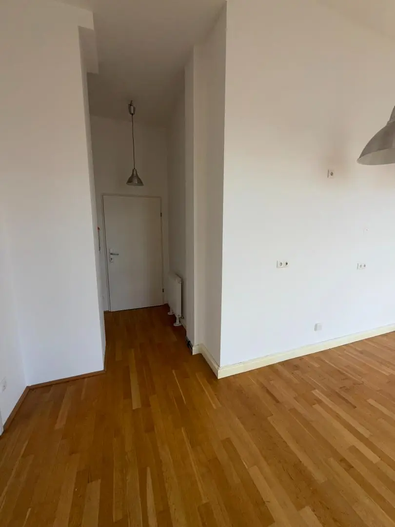 Helles 2 Zimmer - Büro - DG | wenige Schritte entfernt - Straßebahnlinie 46 | Nähe Brunnenmarkt & U6 Thaliastraße