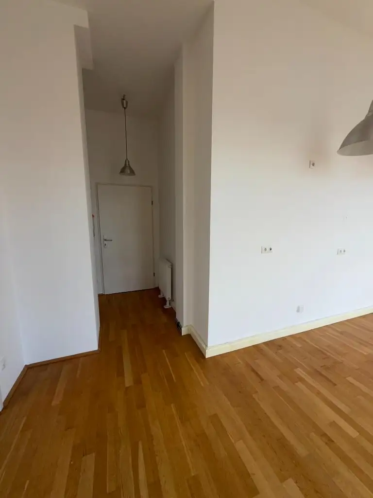 Helles 2 Zimmer - Büro - DG | wenige Schritte entfernt - Straßebahnlinie 46 | Nähe Brunnenmarkt & U6 Thaliastraße