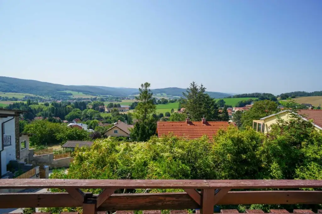 Landhaus mit Potential auf Anhöhe mit traumhaftem Weitblick ins Land