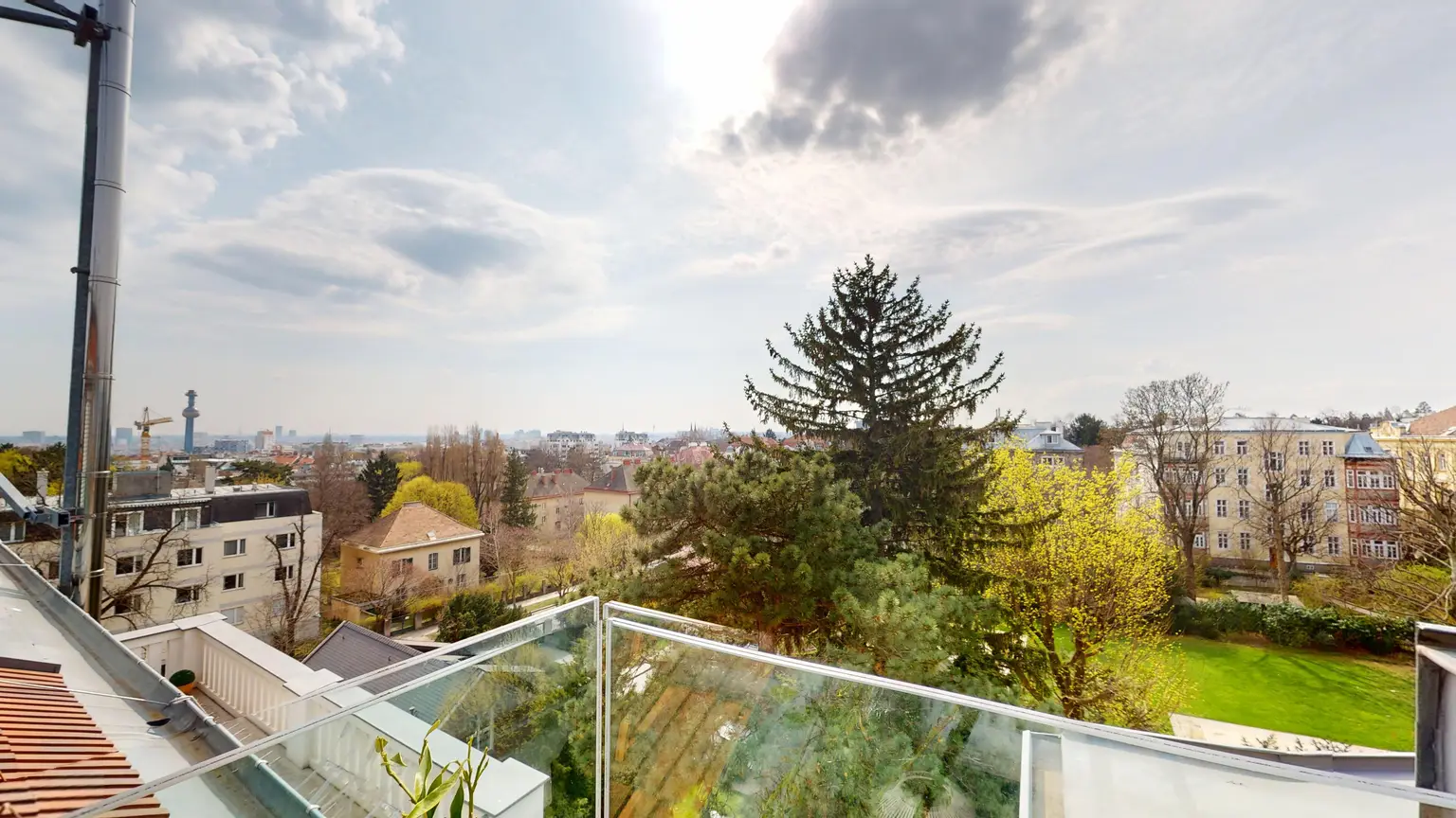 Cottageviertel I Traumhafte Dachwohnung im Jugendstil-Palais I Garagenplatz