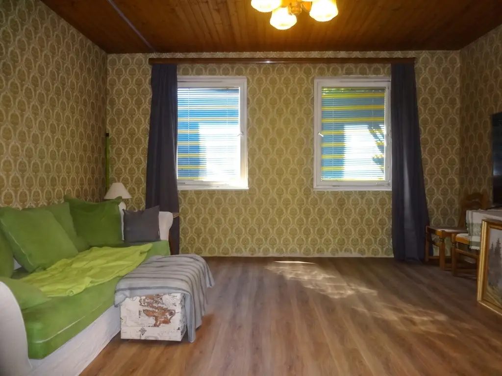 ÄLTERES HAUS - GROSSER GARTEN - SCHEUNE - SCHUPPEN - RUHELAGE