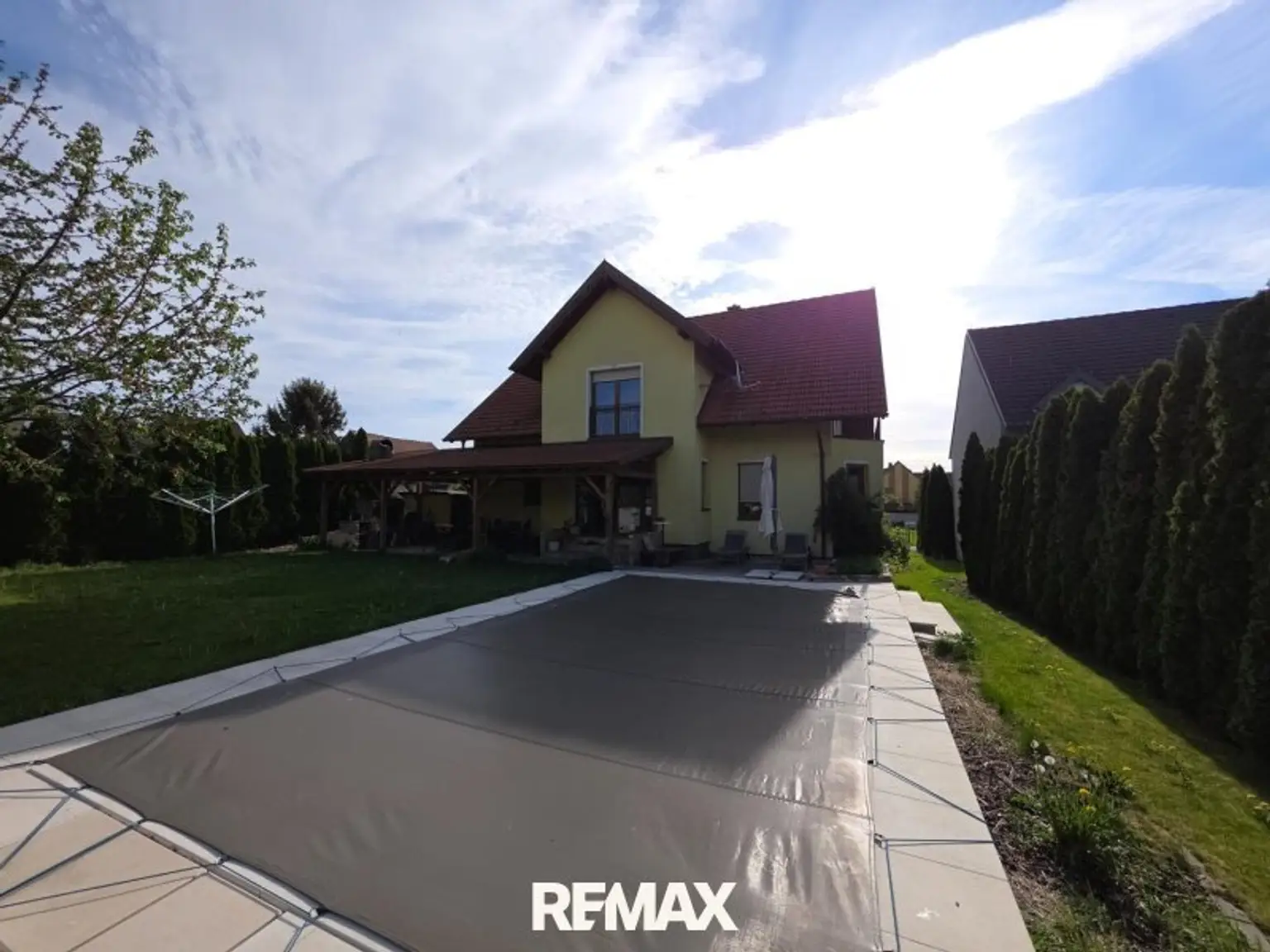 Hausansicht poolseitig