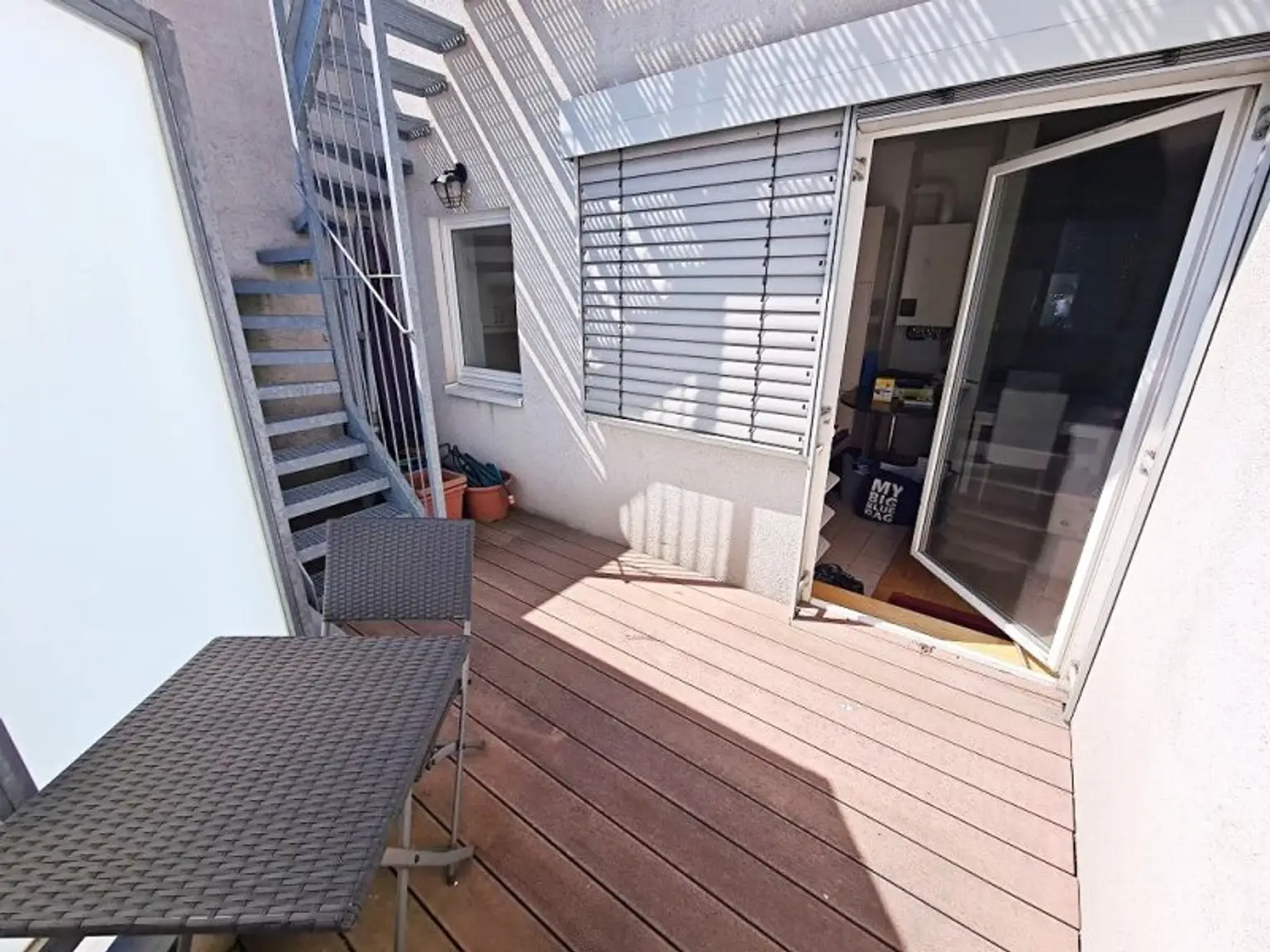 TERRASSENHIT, U1-NÄHE, 84 m2 Dachgeschoß mit 30 m2 Terrasse, 2 Zimmer, Wohnküche, 2 Bäder, Parketten, Viktorgasse