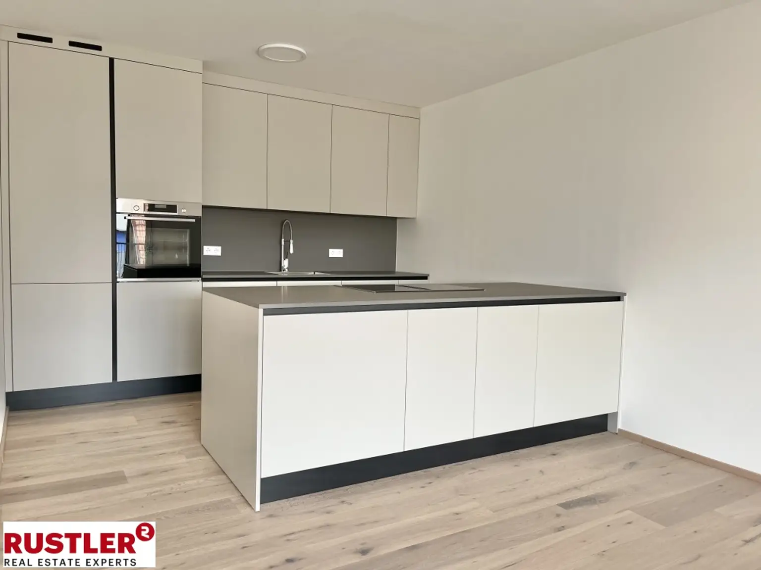 Helle Top ausgestattete Wohnung mit großem Balkon!