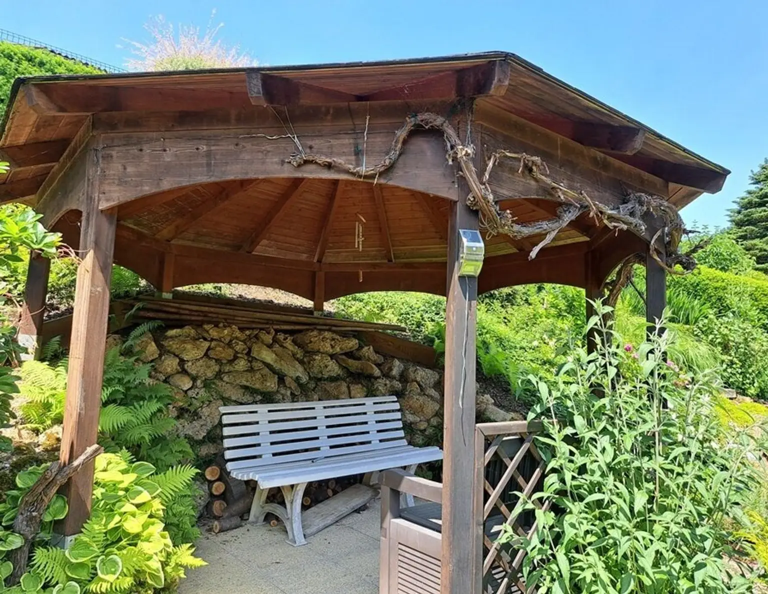 Gartenparadies: Toller Bungalow mit Wintergarten in Top-Lage