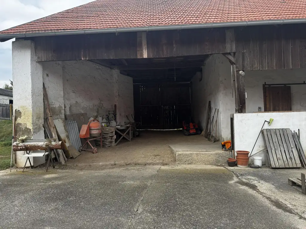 Ehemaliger Bauernhof mit Wohnhaus, Innenhof & Nebengebäuden & Pferdeoption