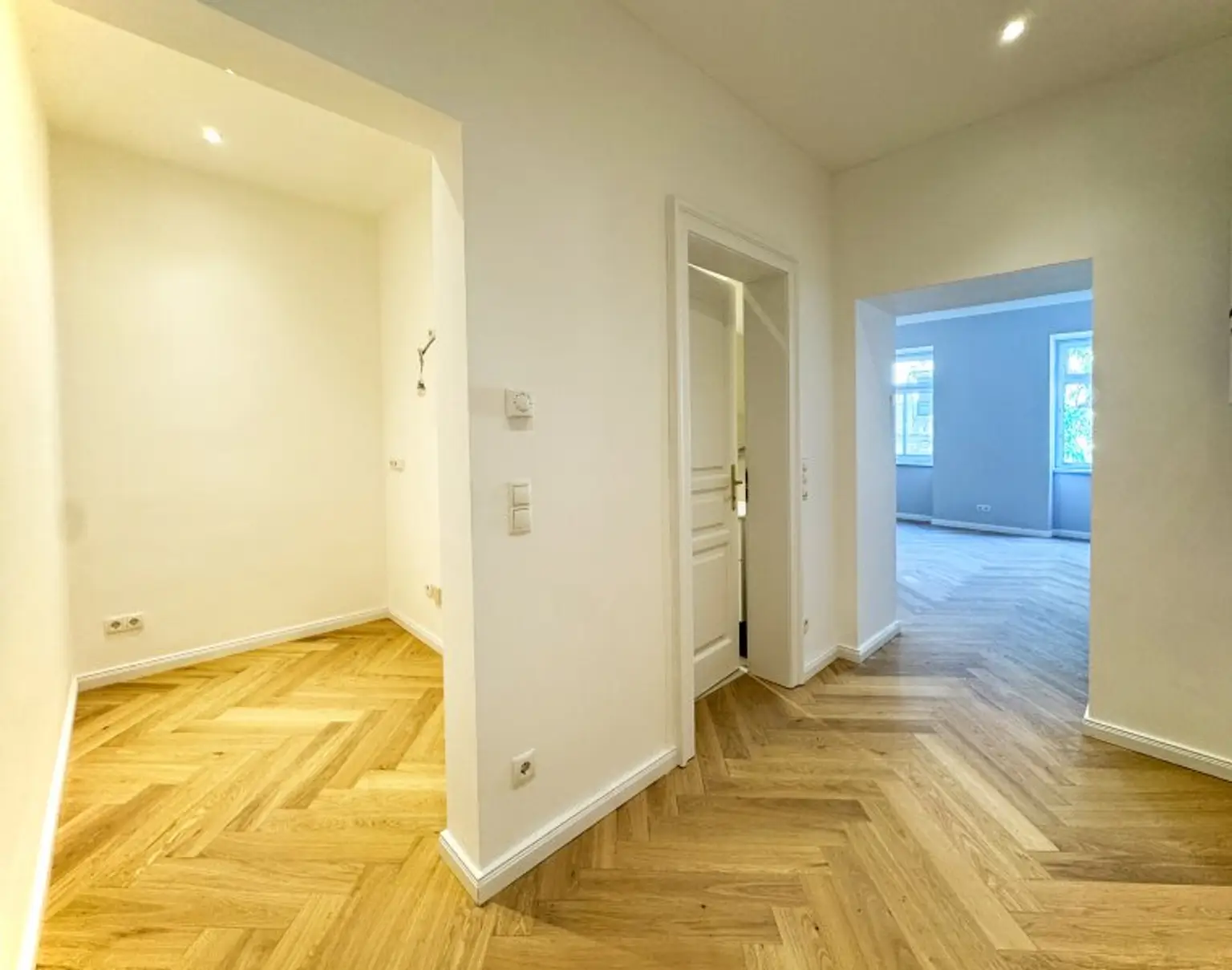 Stilvoller Altbau-Erstbezug | 1-Zimmer mit Kochnische | U4 vor der Tür