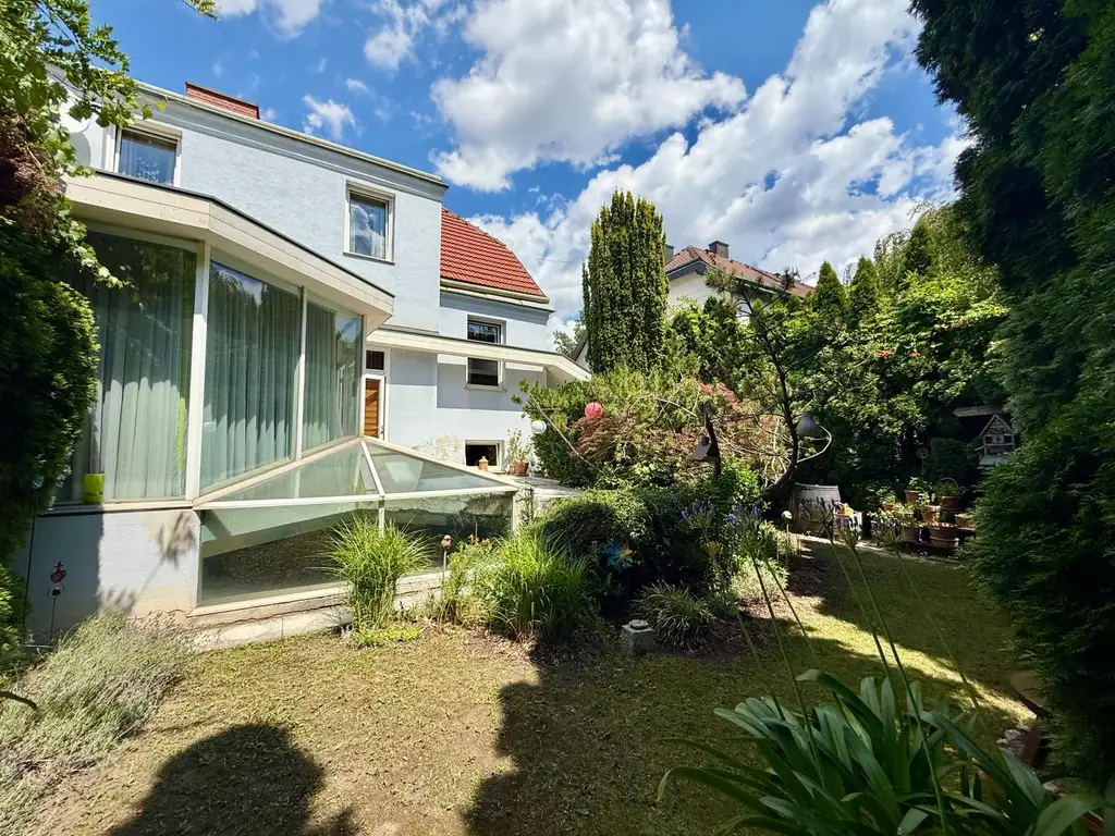 Stilvolles Einfamilienhaus mit Indoor-Pool, Sauna & Garten