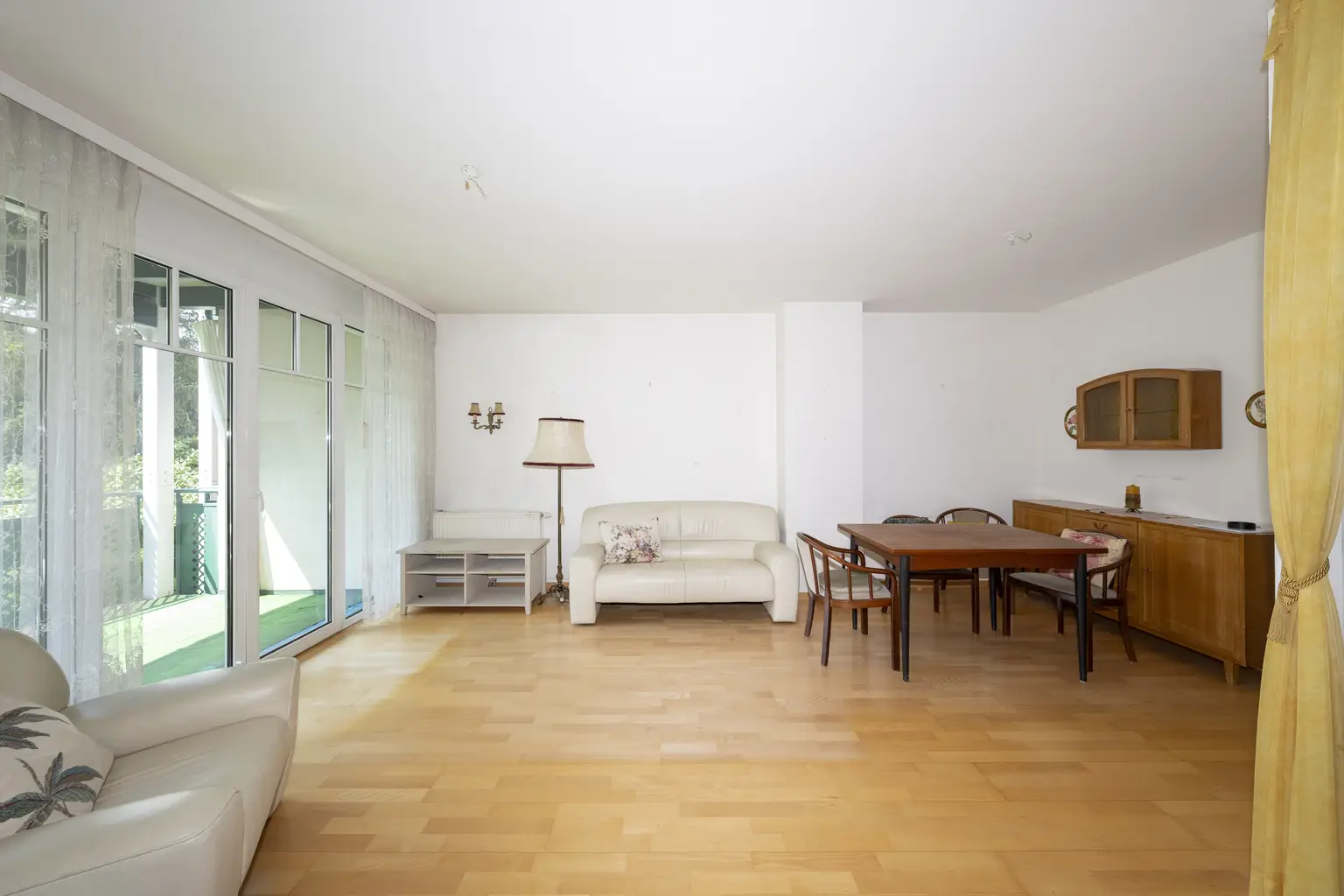 ++ Ruheoase im Zemtrum:  Barrierefreie 2-Zimmer-Wohnung mit Balkon, Grünblick und Tiefgaragenplatz ++