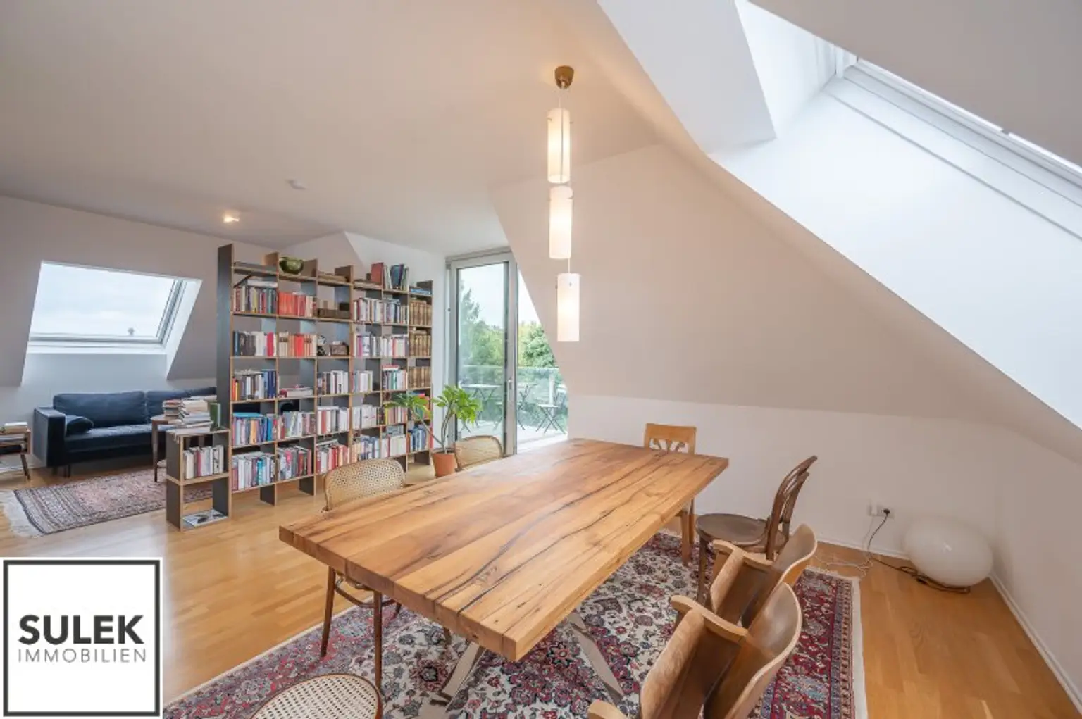 Ab Dezember: zentral begehbare 3 Zimmer Dachgeschoss Wohnung mit südseitigem Balkon im Herzen Döblings!