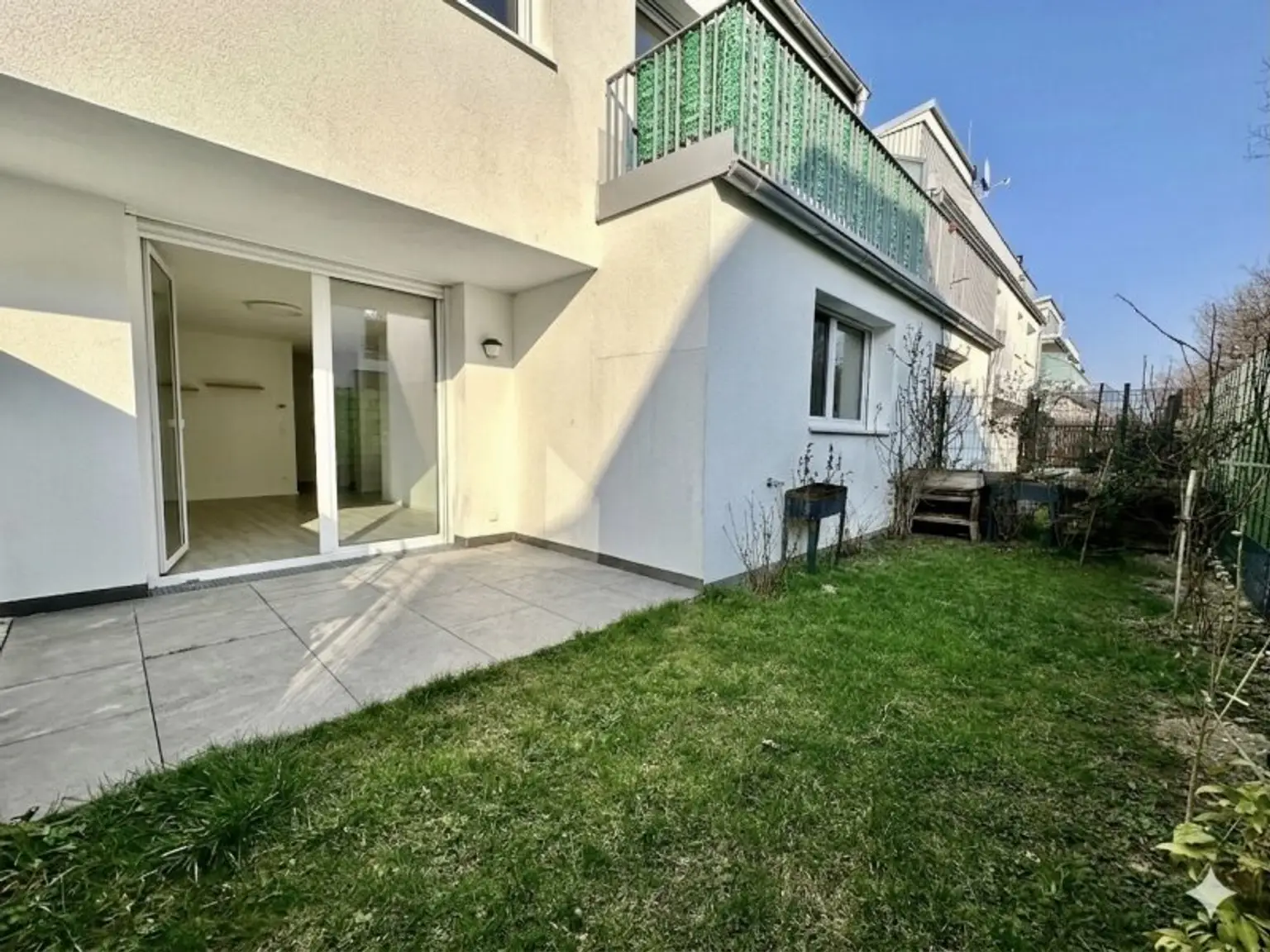 Terrasse und Garten_bearbeitet mit Gemini