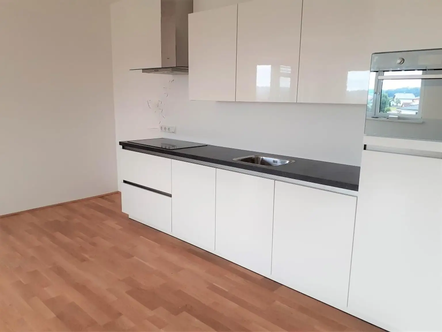 Beeindruckende 3 Zimmerwohnung mit großer Dachterrasse, Carportplatz und Stellplatz