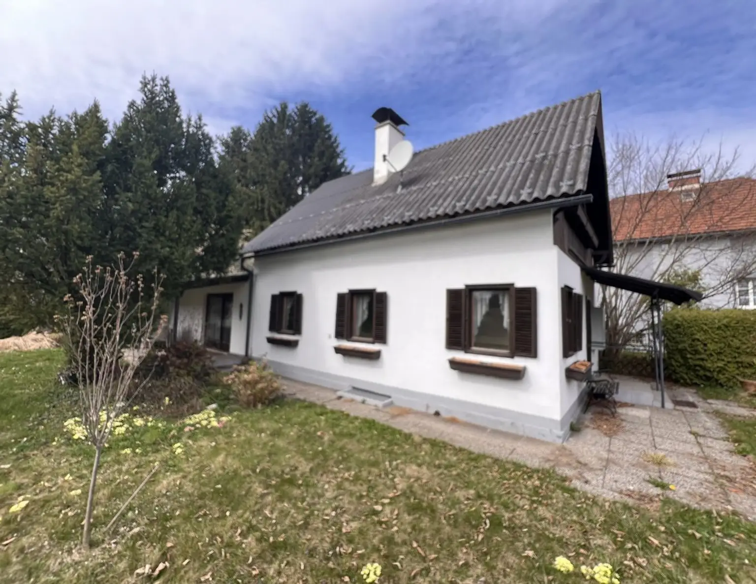 Renovierungsbedürftiges Haus mit schönem sonnigen Grundstück/ Toplage