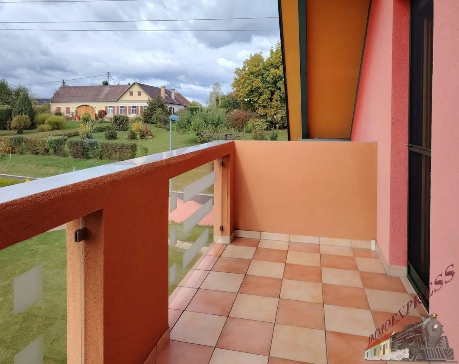 Tolles Einfamilienhaus mit Pool, Panorama-Ausblick und moderner PV-Anlage – hier fühlt sich Ihre Familie zuhause!
