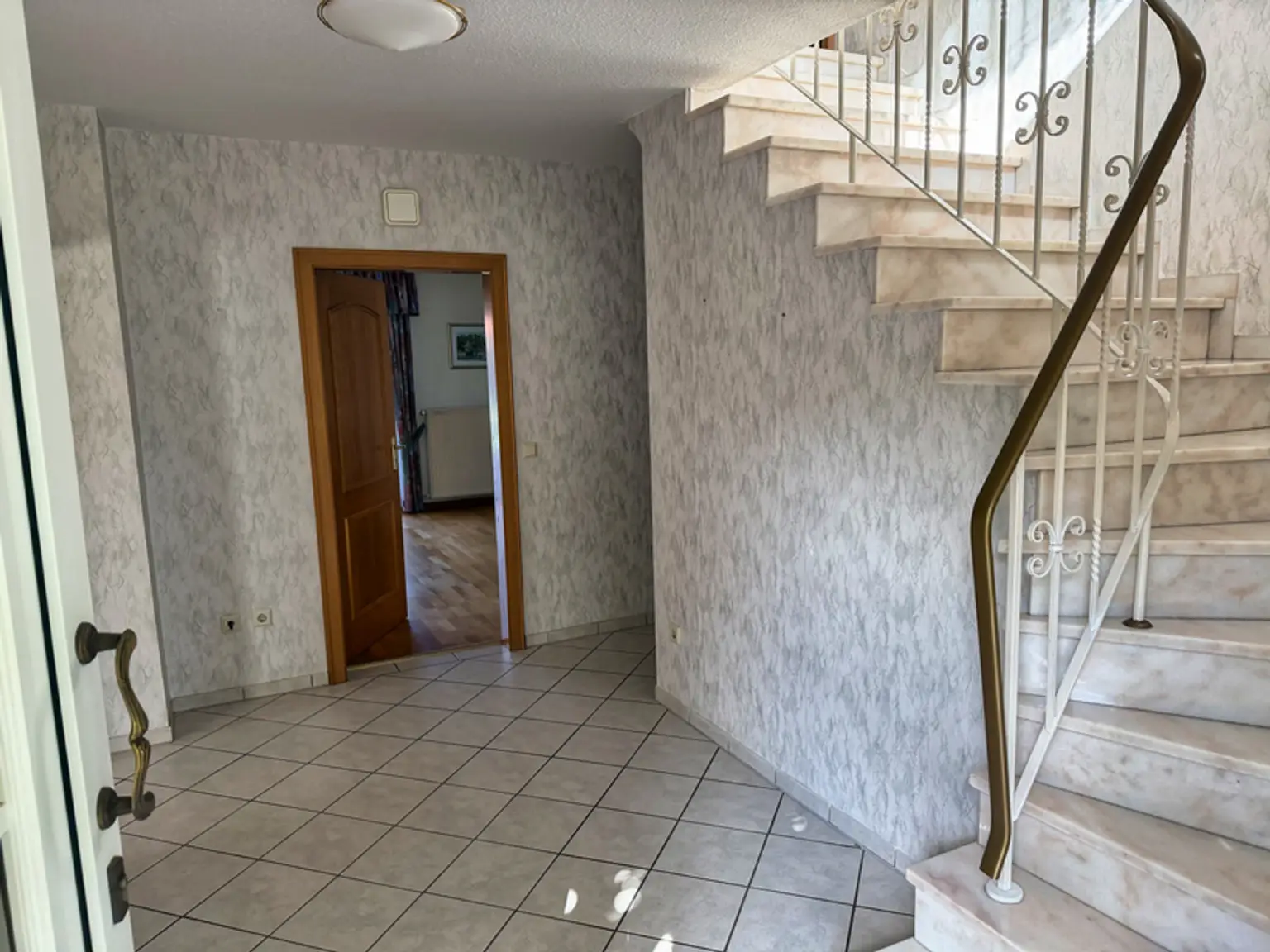 Mitten im Ort! Einfamilienhaus auf großzügigem Grundstück!