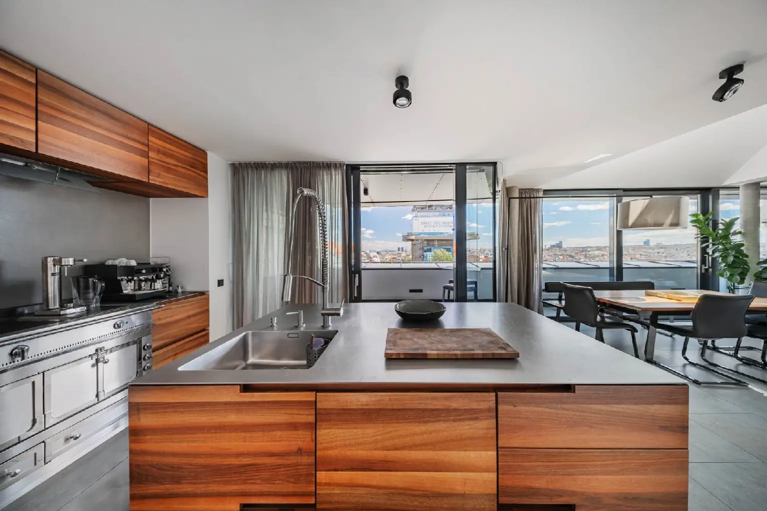 Exklusive Penthouse-Maisonette mit Panoramablick – Direkt am Haus des Meeres!