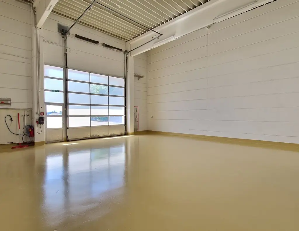 Logistik- und Produktionsstandort mit Weitblick - Hallen, Büros, Werbefläche & Top-Anbindung