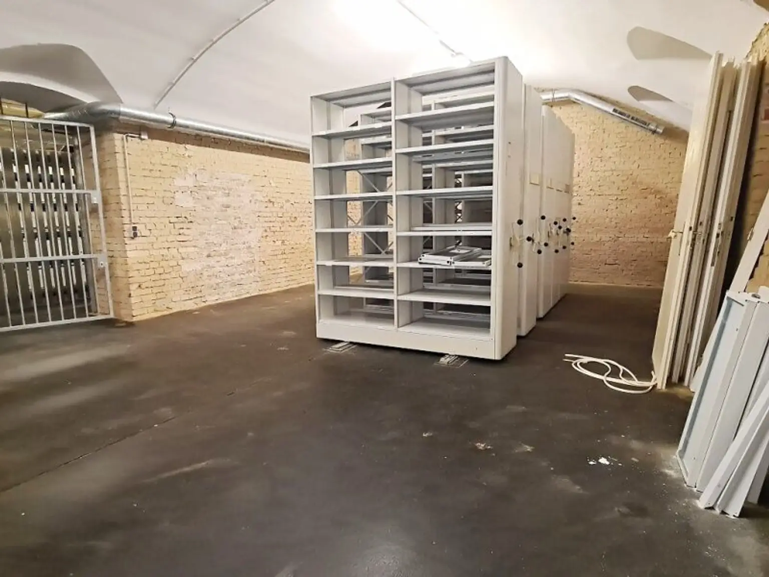 ESSLINGGASSE, BÖRSE-NÄHE, 85 m2 Lagerraum, Stromanschluss, Belüftung, Kellergeschoß ohne Aufzug