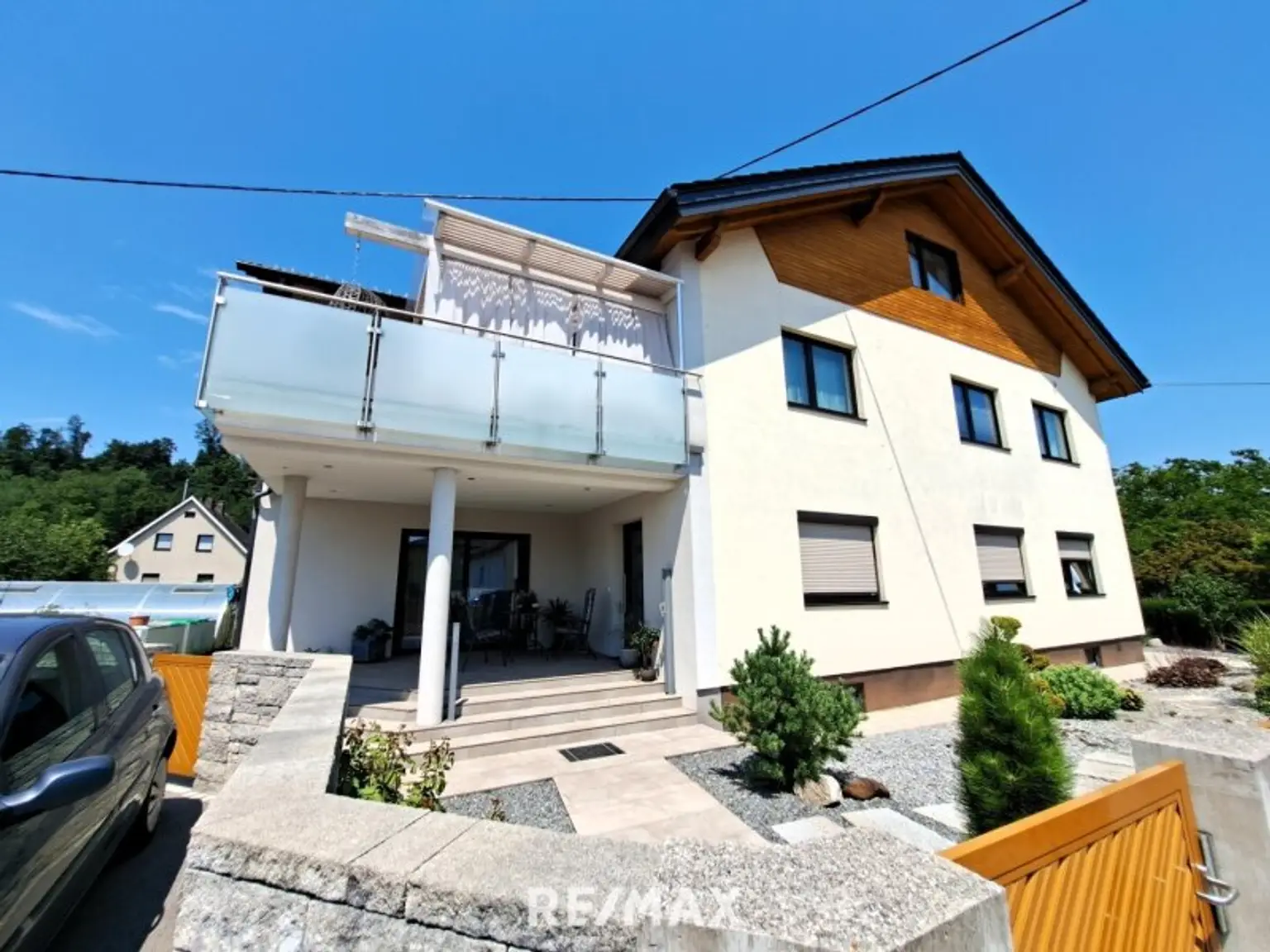 Wohnhaus mit 2 Wohneinheiten, gr. Garten und Pool