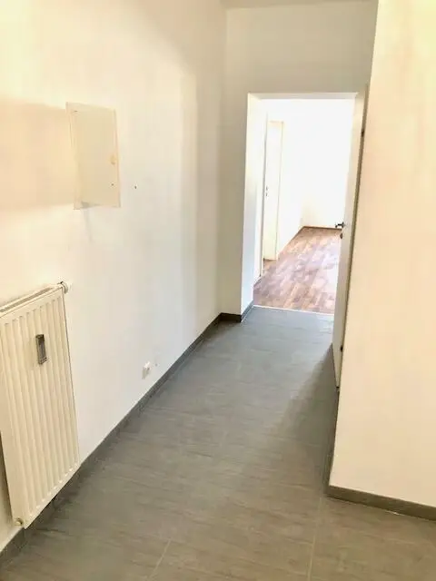 Blick von Küche zum Wohn- und Badezimmer