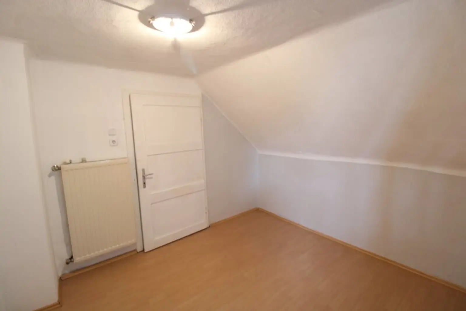 WAIDMANNSDORF  -  Sanierungsbedürftiges Haus in Aussichtslage!