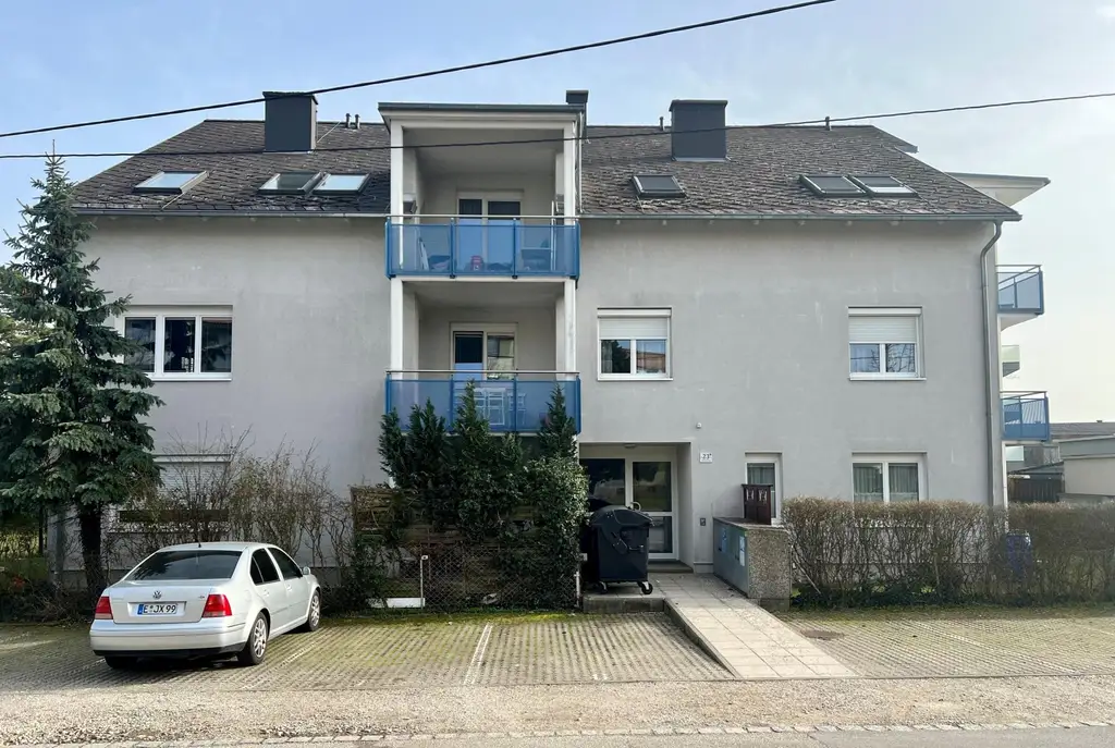 Schöne 2-Zimmer-Dachgeschoss-Wohnung mit Balkon und Parkplatz
