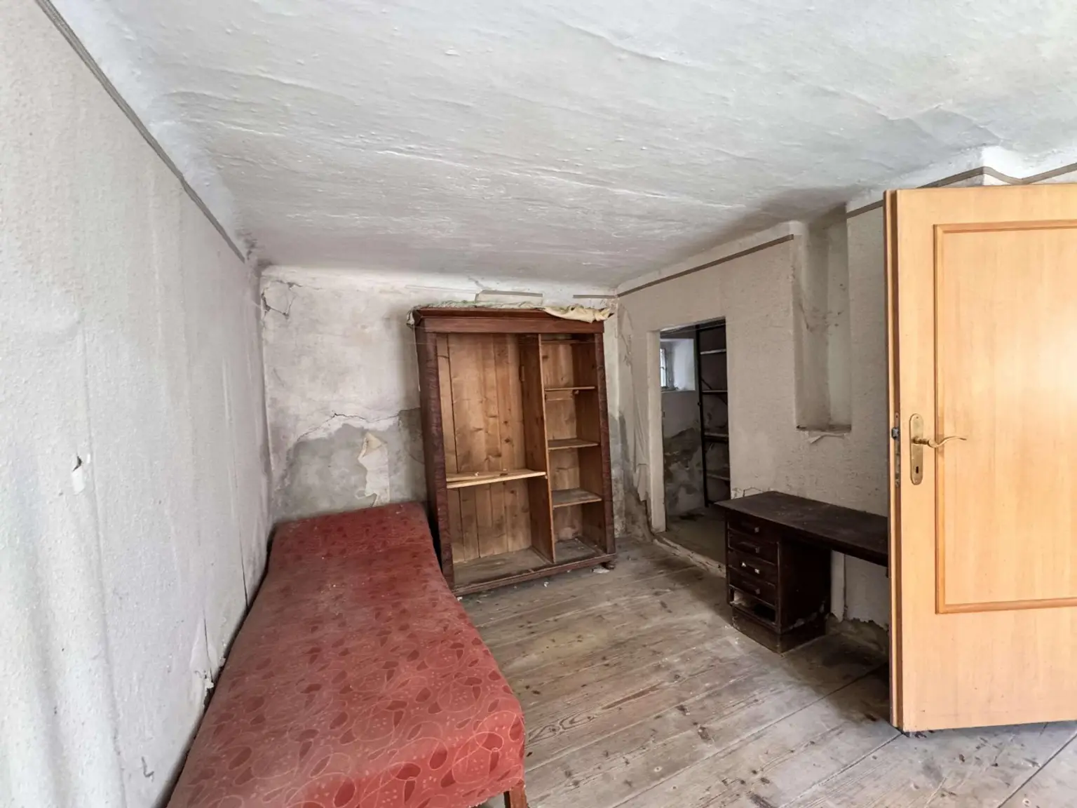 EFH 3481 Fels-Zimmer unsaniert