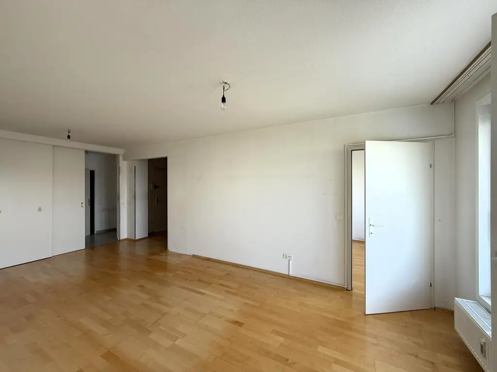 Eine helle, renovierungsbedürftige 3-Zimmer Wohnung // A bright 3-room apartment in need of renovation //