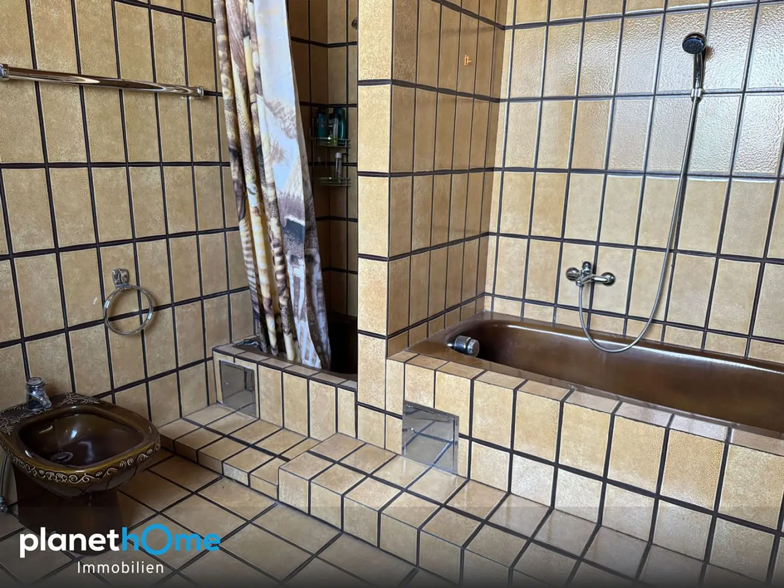 Dusche-Wanne-Bidet Bad EG