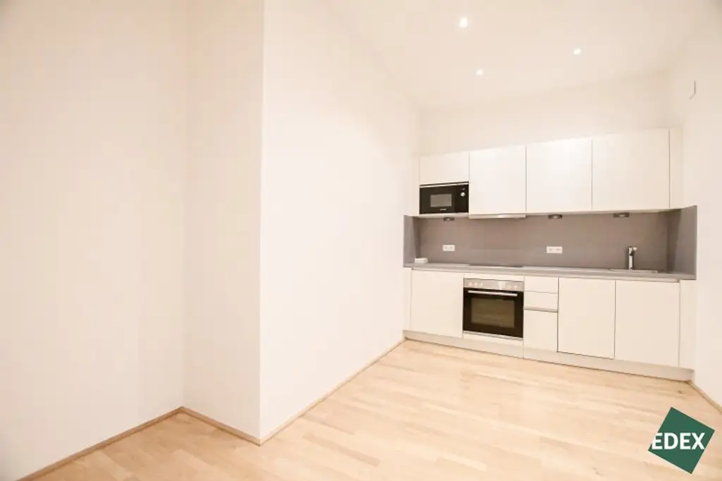 Modernes Altbau-Büro mit Parkblick