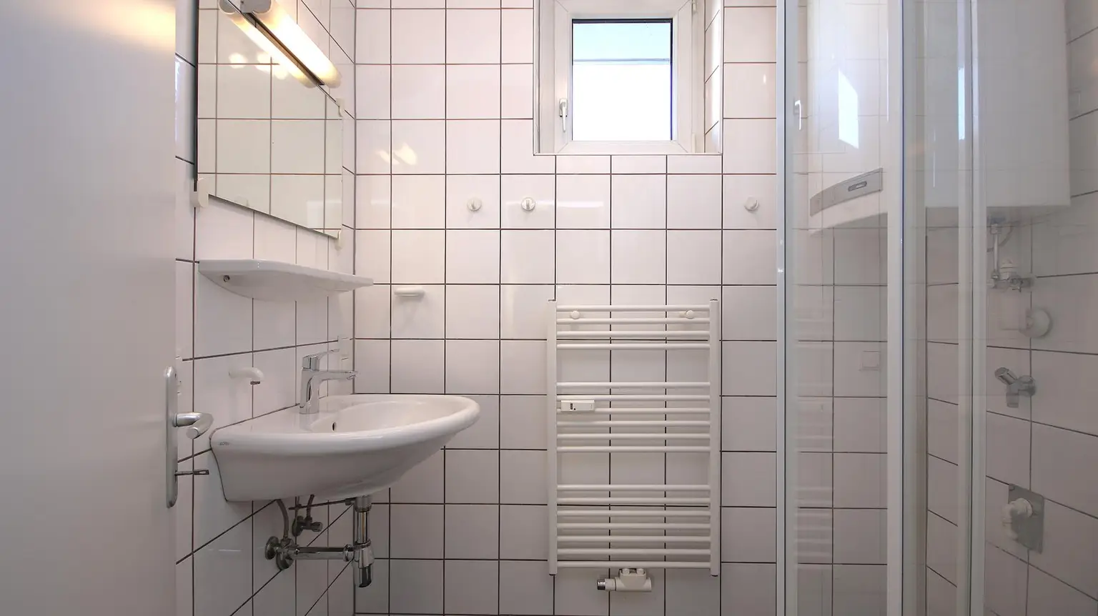 Bad mit Dusche und Waschmaschinenanschluss