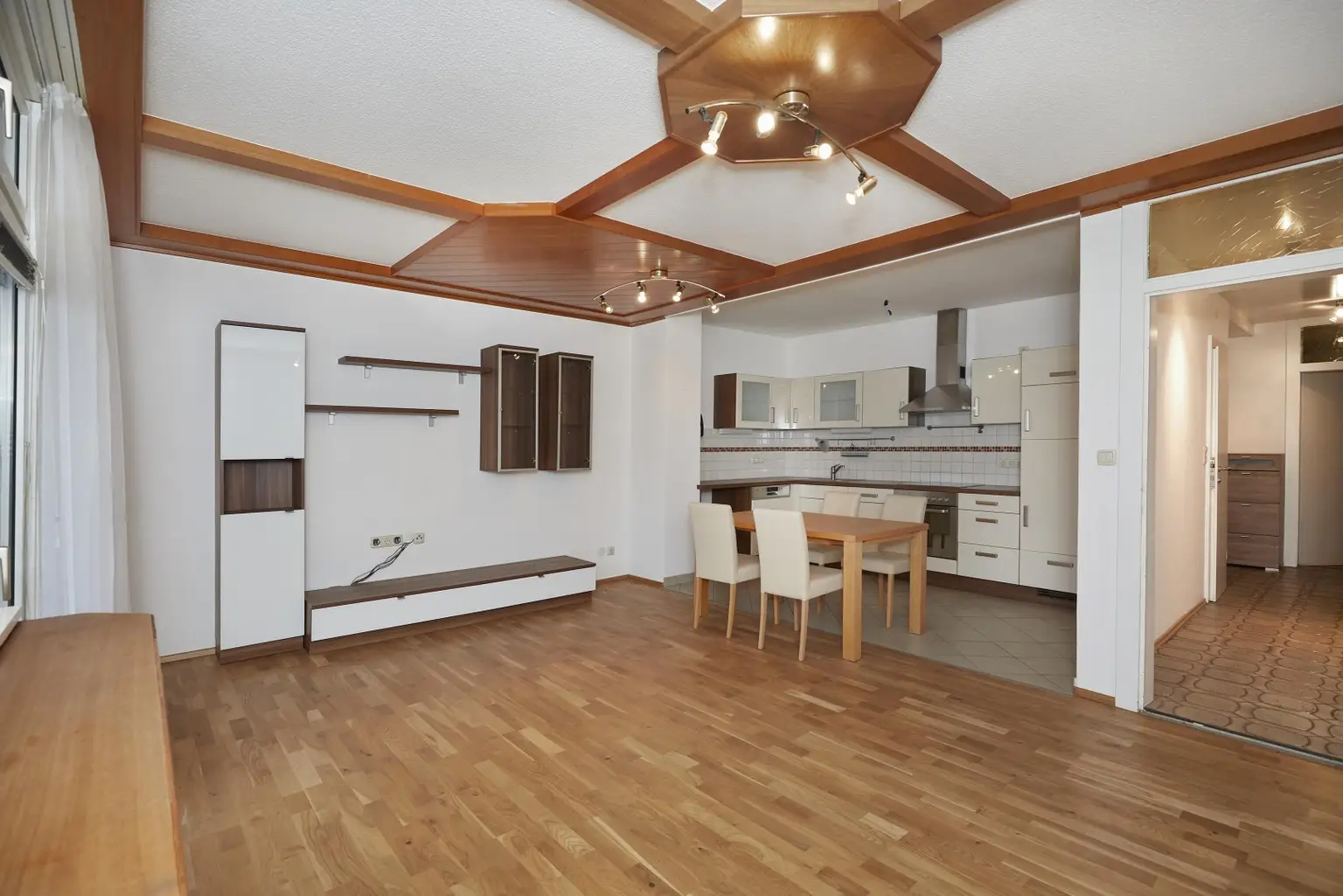 Wohn-/Esszimmer + Küche