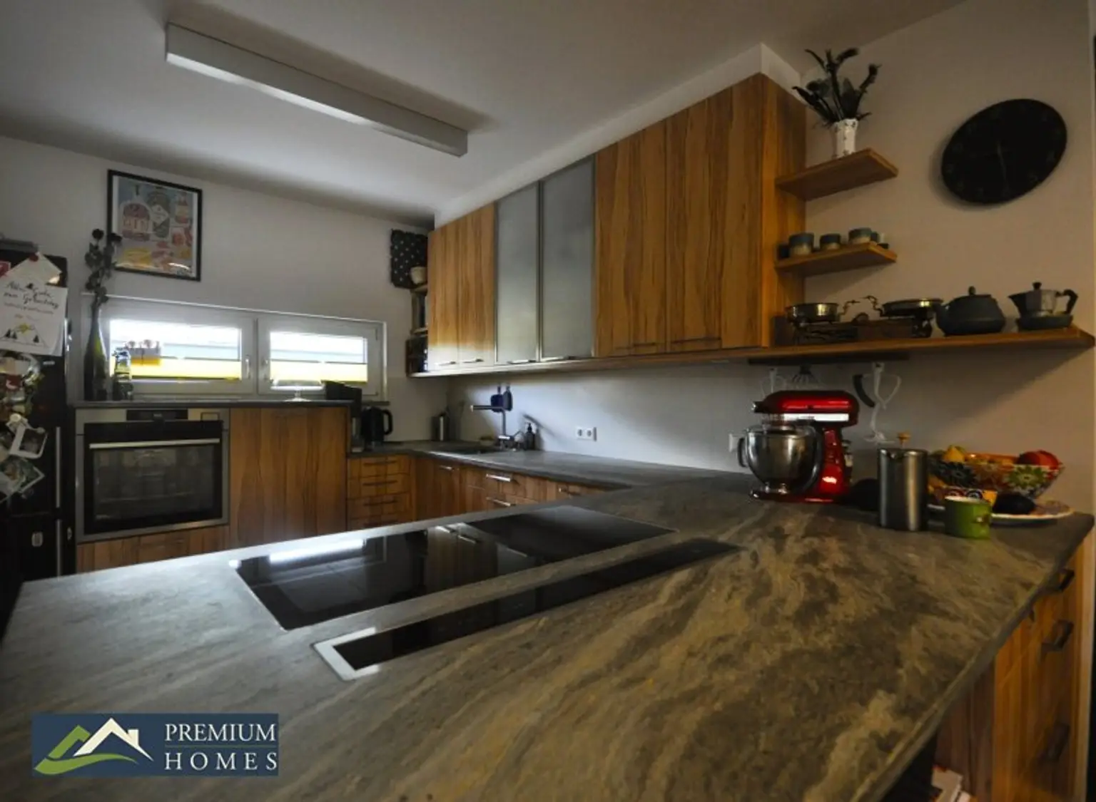 Reihenmittelhaus in Kramsach - Küchenblick mit wunderschöner Stein-arbeitsplatte aus Rauriser Quarzit