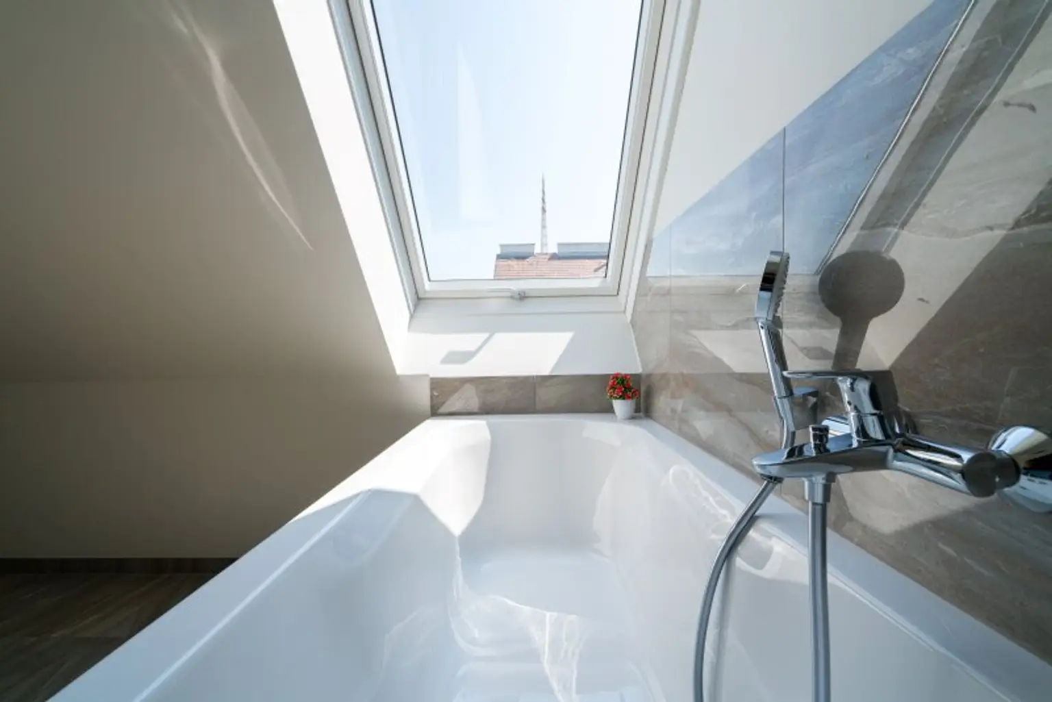 Traumhafte DG-Wohnung mit Terrasse