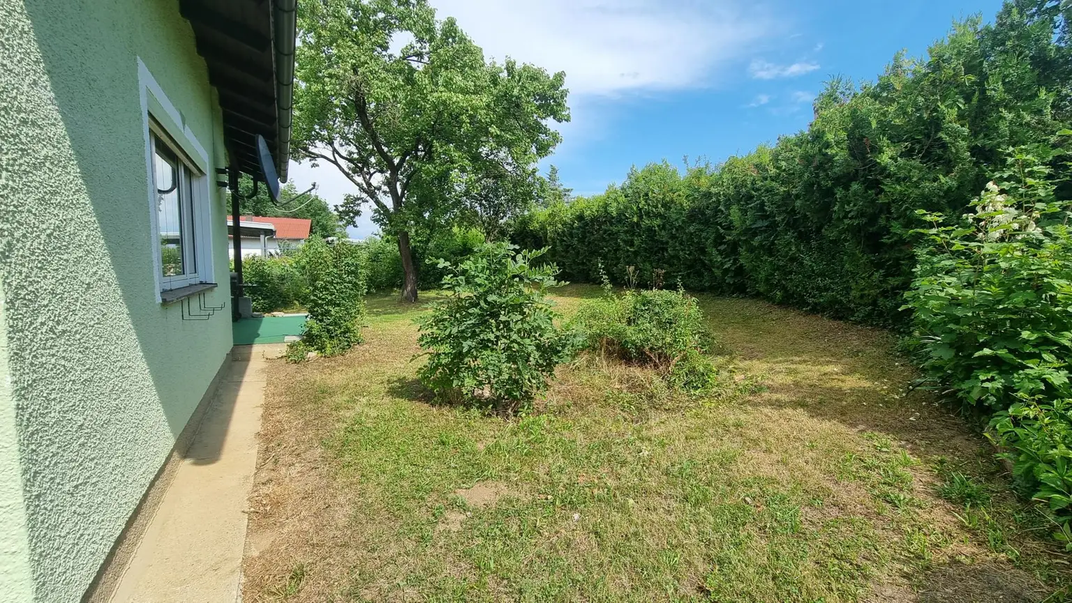 Charmantes Einfamilienhaus in ruhiger Grünlage – innen renoviert und bezugsbereit