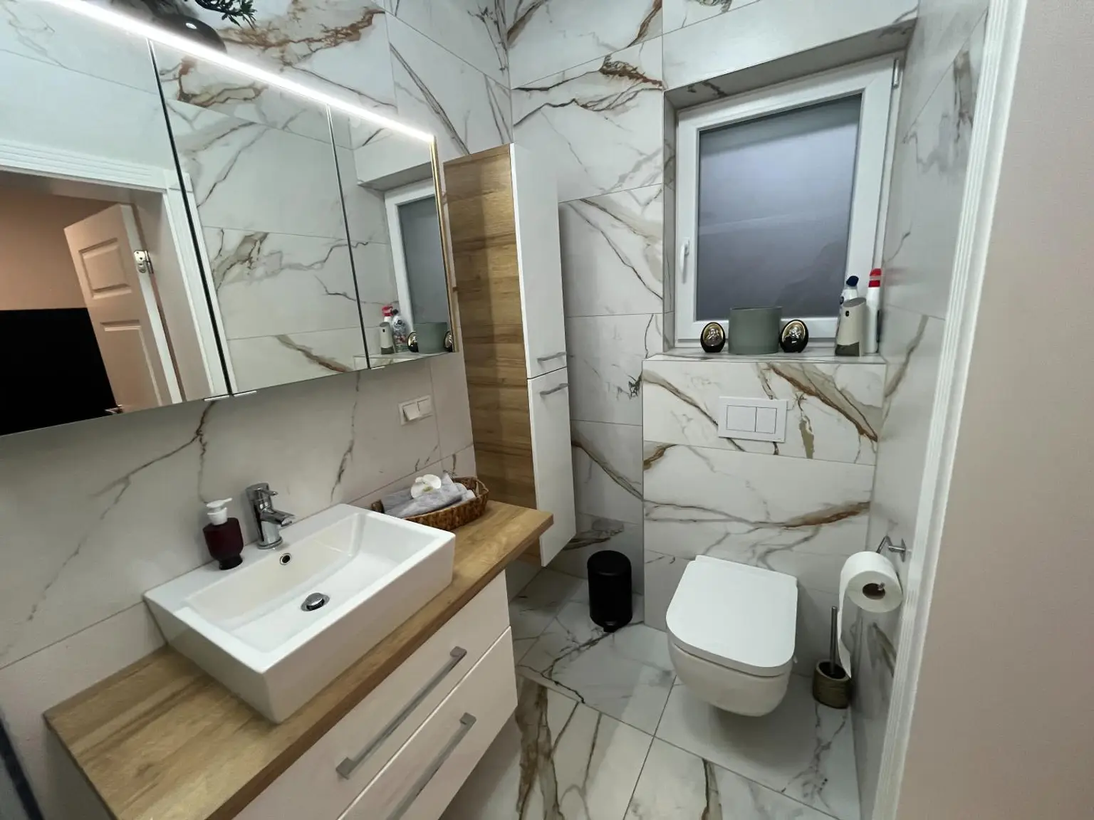 Badezimmer mit Dusche und WC im Erdgeschoss