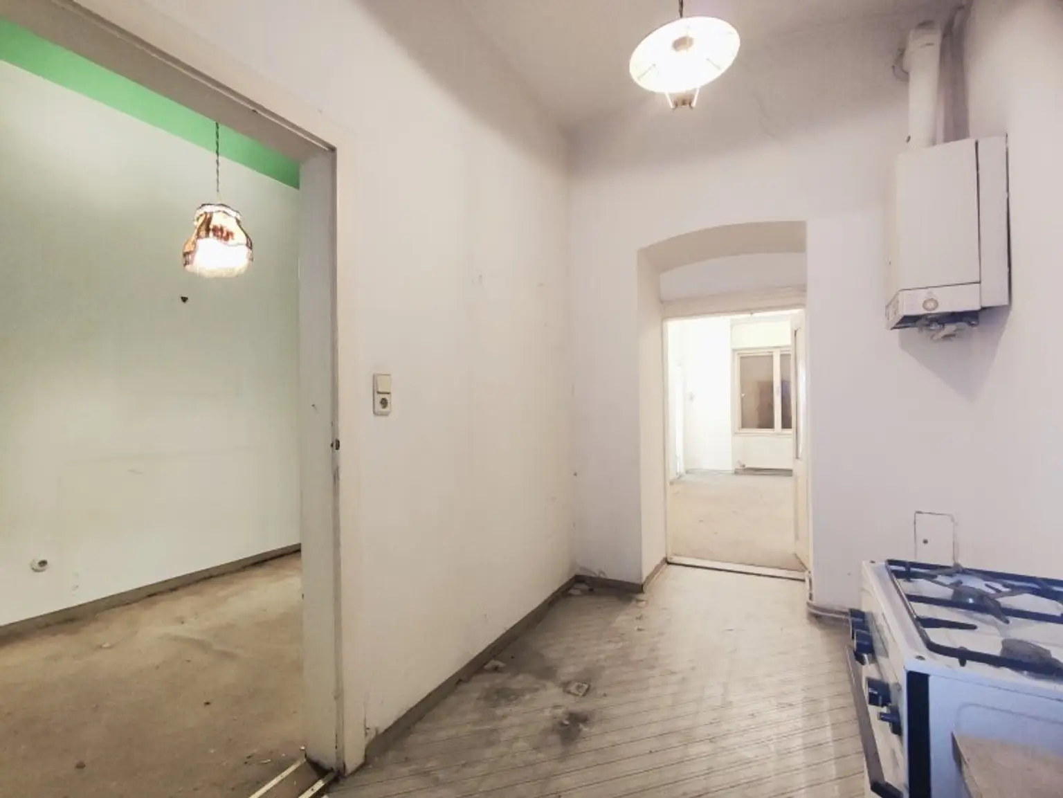 SÜDSEITIG :  Stilaltbau beim Walter-Beck-Platz