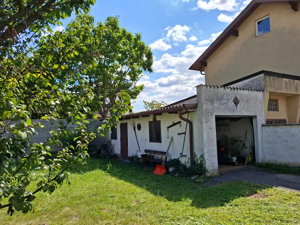 Einfamilienhaus mit Keller, Loggia, Garage und Garten, nur 300 Meter zum Neufelder See